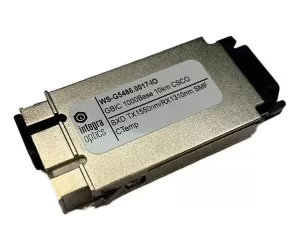 Módulo GBIC antigo em close destacando seu tamanho e estrutura