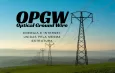 Linha de transmissão de energia com céu limpo e destaque para cabos OPGW usados para internet.