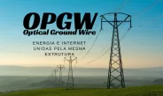 Linha de transmissão de energia com céu limpo e destaque para cabos OPGW usados para internet.