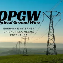 Linha de transmissão de energia com céu limpo e destaque para cabos OPGW usados para internet.