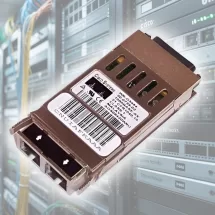 Comparação entre módulo GBIC antigo e transceptores modernos em ambiente de rede